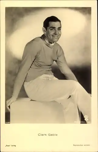 Ak Schauspieler Clark Gable, Sitzportrait