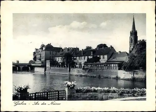 Ak Guben, An der Neisse, Brucke, Kirche, Häuser, Blumen