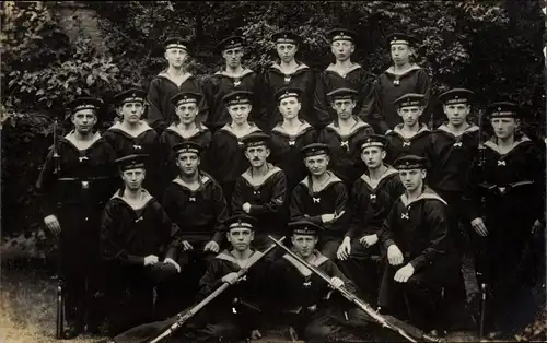 Foto Ak Deutsche Soldaten in Uniformen, Seeleute, Gruppenaufnahme
