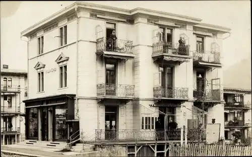 Foto Ak Unbekannter Ort, Villa Engi, Piano Handlung