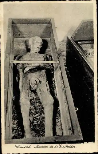 Ak Wieuwerd Friesland Niederlande, Mummie in der Grafkelder