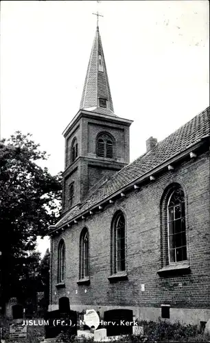 Ak Jislum Friesland Niederlande, Ned. Herv. Kerk, Außenansicht, Friedhof