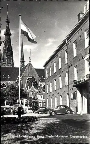 Ak Leeuwarden Friesland Niederlande, Hoofdingang Prins Frederikkazerne, Kirche, Flagge