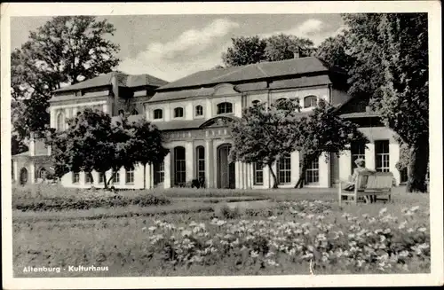 Ak Altenburg in Thüringen, Blick auf das Kulturhaus, Blumenwiese