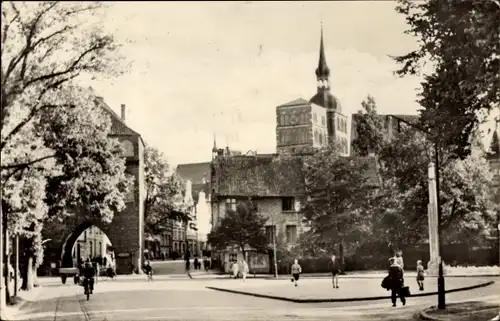 Ak Stralsund in Vorpommern, Knieperwall mit Kniepertor