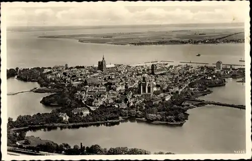 Ak Stralsund, Panoramaansicht der Altstadt und Umgebung, Strelasund, Ostsee