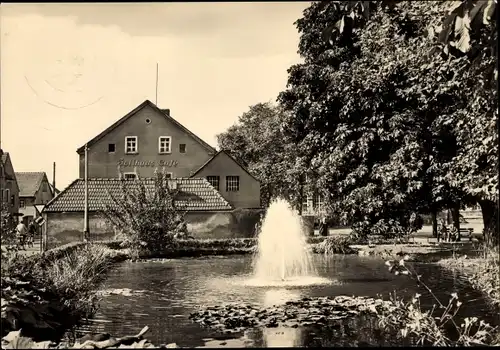 Ak Weinböhla in Sachsen, Anlagen am Kirchplatz, Springbrunnen