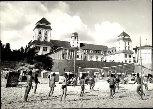 Ak Seebad Binz auf Rügen, Strandpartie, Volleyball, Kurhaus