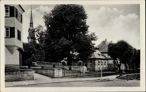 Ak Radeberg in Sachsen, Straßenpartie, Kirche und Gemeindehaus