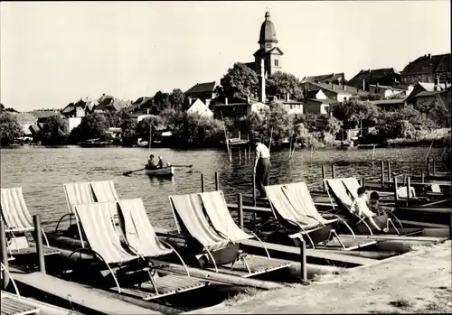 Ak Waren an der Müritz, Partie am Tiefwaren See, Tretboote, Ruderboote, Kirchturm