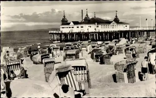 Ak Ostseebad Ahlbeck Heringsdorf auf Usedom, Blick auf die Seebrücke, Strandkörbe