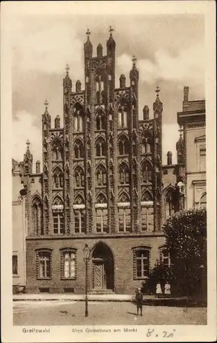 Ak Greifswald, Altes Giebelhaus am Markt