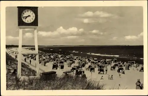Ak Ostseebad Zinnowitz auf Usedom, Strandpartie, Uhr, Strandkörbe