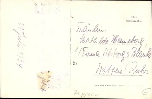 Ak Friedrichshafen am Bodensee, Zeppelin über der Stadt