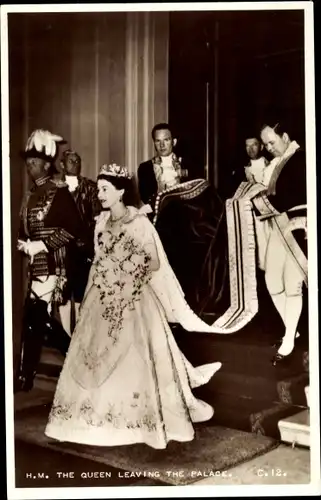 Ak Her Majesty the Queen leaving the Palace, Königin Elisabeth II. von England, Queen Elizabeth II.