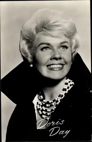 Ak Schauspielerin und Sängerin Doris Day, Portrait, Halskette