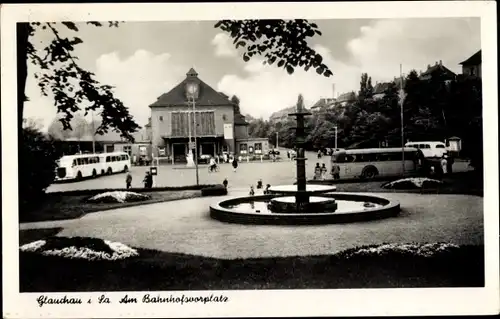 Ak Glauchau in Sachsen, Bahnhofsvorplatz, Brunnen, Busse