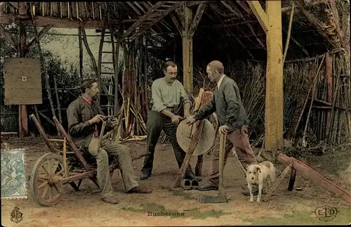 Ak Travail du Bois, Männer beim Schleifen der Werkzeuge, Bucherons