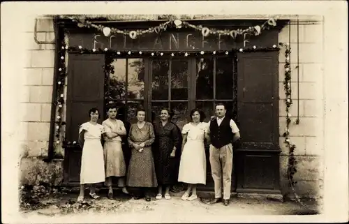 Foto Ak Boulangerie, Bäckerei, Mitarbeiter Gruppenbild, Festschmuck