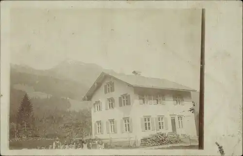 Foto Ak Donauwörth in Schwaben Bayern, Blick zum Haus, Kindergruppe