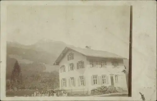 Foto Ak Wertach im Oberallgäu?, Haus, Kindergruppe