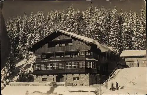 Ak Bayrischzell im Mangfallgebirge Oberbayern, Gasthof im Winter, Wald