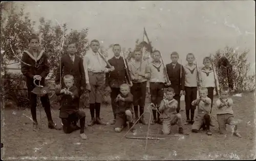 Foto Ak Jungen in Matrosenhemden, Gruppenbild, Waffen, Kinderspielen Soldaten