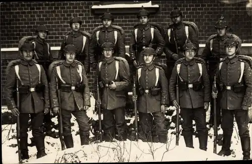 Foto Ak Deutsche Soldaten in Uniform, Sturmsoldaten, Marschgepäck, Bajonette, Pickelhauben