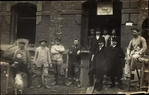 Foto Ak Reudnitz Mohlsdorf in Thüringen, Baustelle, Männer in Arbeitskleidung, Männer in Anzügen