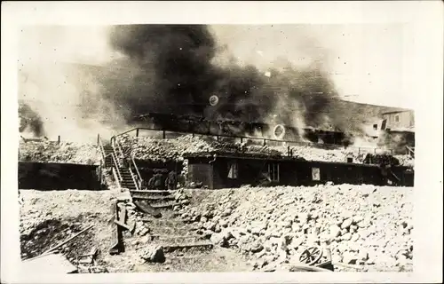 Foto Ak Kriegsschauplatz 1. WK, Brand des Lagers Dompierre, 1916