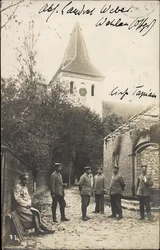 Foto Ak Gwardeisk Tapiau Ostpreußen, Kirche, Deutsche Soldaten in Uniform