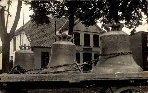 Foto Ak Hennstedt in Dithmarschen, Abtransport der Kirchenglocken zur Einschmelzung 1914