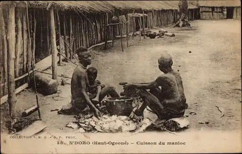Ak N'Doro Haut Ogooue Gabun Afrique, Cuisson du manioc, Frauen kochen Maniok