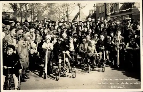 Ak Enkhuizen Nordholland Niederlande, Rolschaatsendemonstratie ten bate van de kleuterscholen