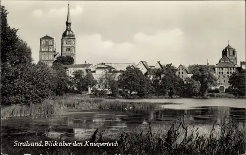Ak Stralsund in Vorpommern, Blick über den Knieperteich, Kirchturm