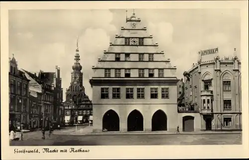 Ak Greifswald in Mecklenburg Vorpommern, Partie am Markt mit Rathaus, Apotheke