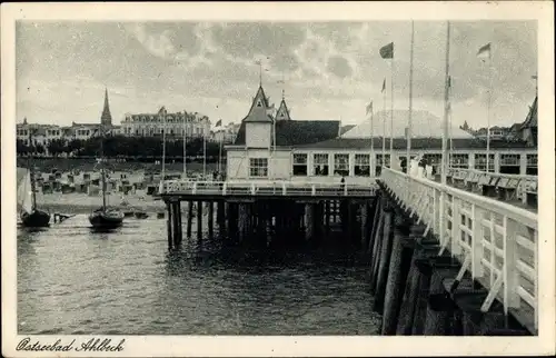 Ak Ostseebad Ahlbeck Heringsdorf auf Usedom, Blick auf den Strand von der Brücke aus