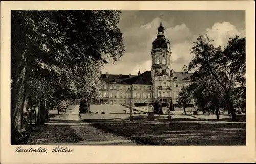 Ak Neustrelitz, Blick auf das Schloss, Vorderfassade