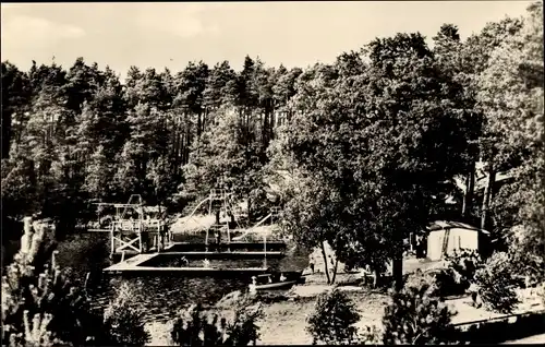 Ak Strelitz Alt Neustrelitz in Mecklenburg, Badeanstalt am Domjüchsee