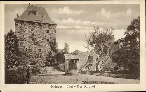 Ak Nideggen in der Eifel, Der Burghof, Brunnen