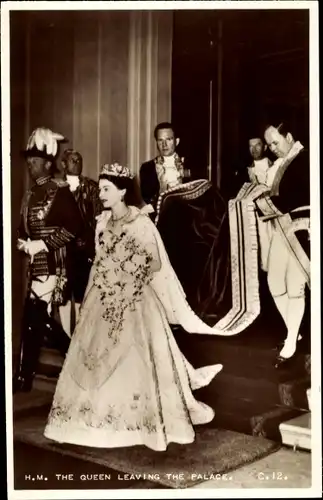 Ak Her Majesty the Queen leaving the Palace, Königin Elisabeth II. von England, Queen Elizabeth II.