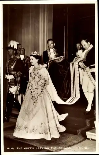 Ak Her Majesty the Queen leaving the Palace, Königin Elisabeth II. von England, Queen Elizabeth II.