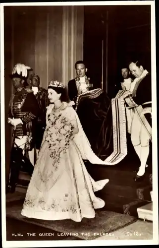 Ak Her Majesty the Queen leaving the Palace, Königin Elisabeth II. von England, Queen Elizabeth II.