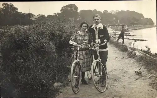 Foto Ak Liebespaar, Ausflug, Fahrräder, Straße, Radfahrer, 1923