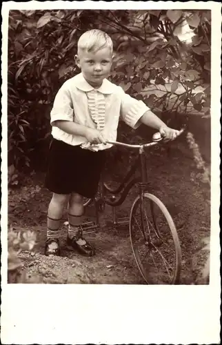Foto Ak Junge mit Fahrrad, Portrait