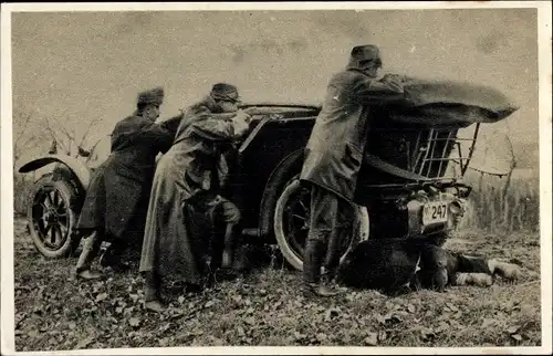 Ak KuK Armee, Österreichisch ungarische Soldaten im Kampf hinter einem Automobil, I WK