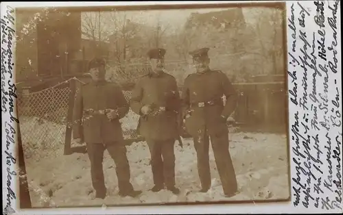 Foto Ak Drei deutsche Soldaten in Uniformen im Schnee, Portrait, I WK