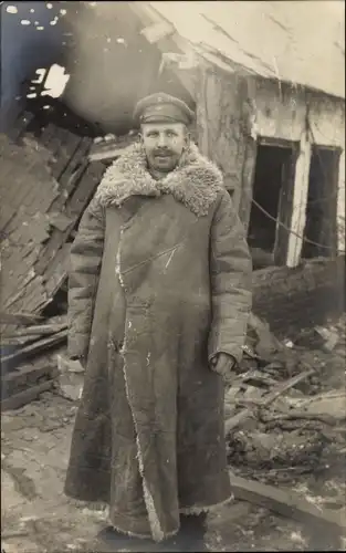 Foto Ak Deutscher Soldat in Uniform mit Wintermantel, Portrait, I WK