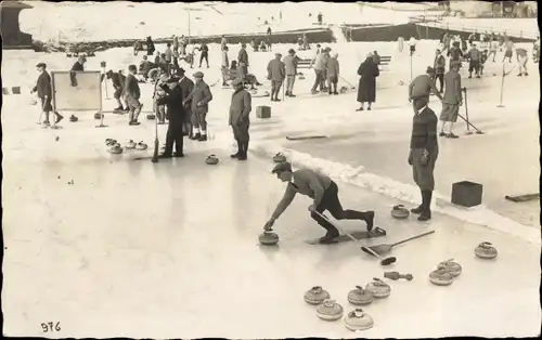 Foto Ak Personen auf der Eisbahn, Eisstockschießen, Curling