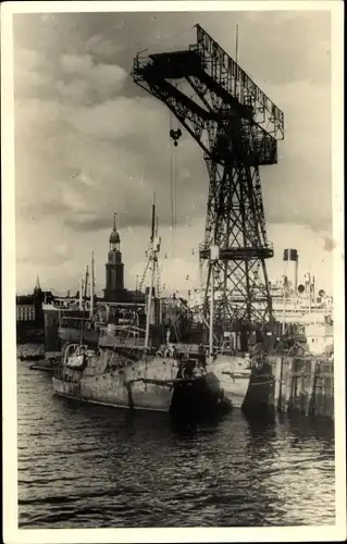 Foto Ak Blick auf den Hafen, Kran, Boote